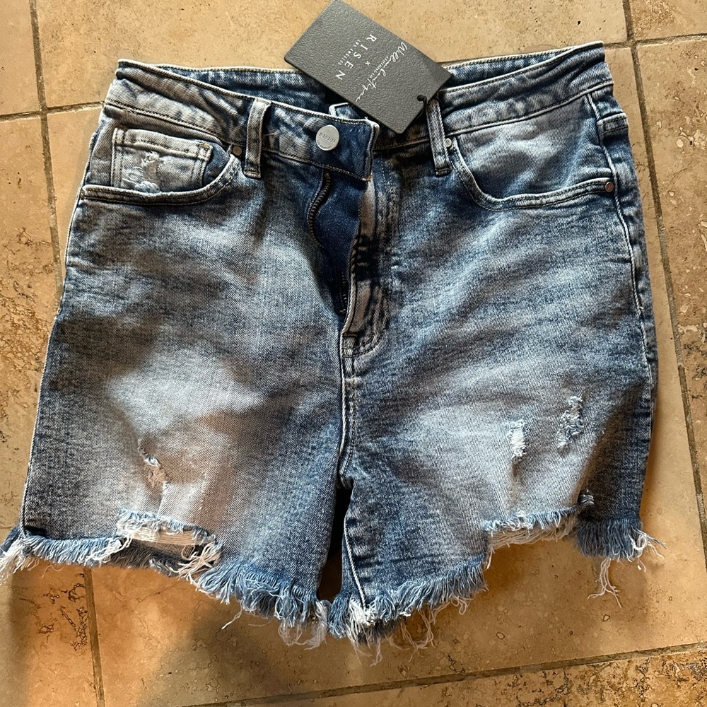 Women’s Risen acid wash denim shorts . Large